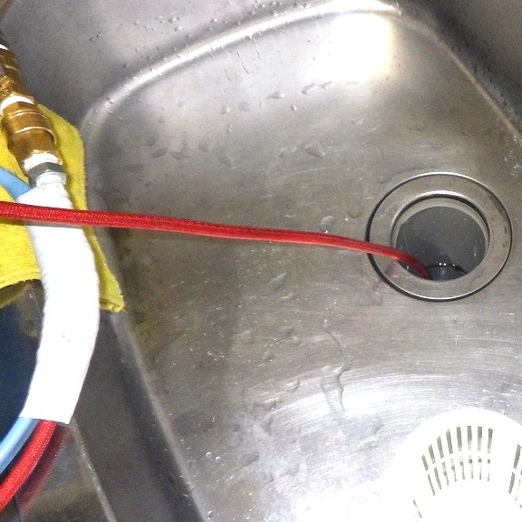 排水管清掃をしている