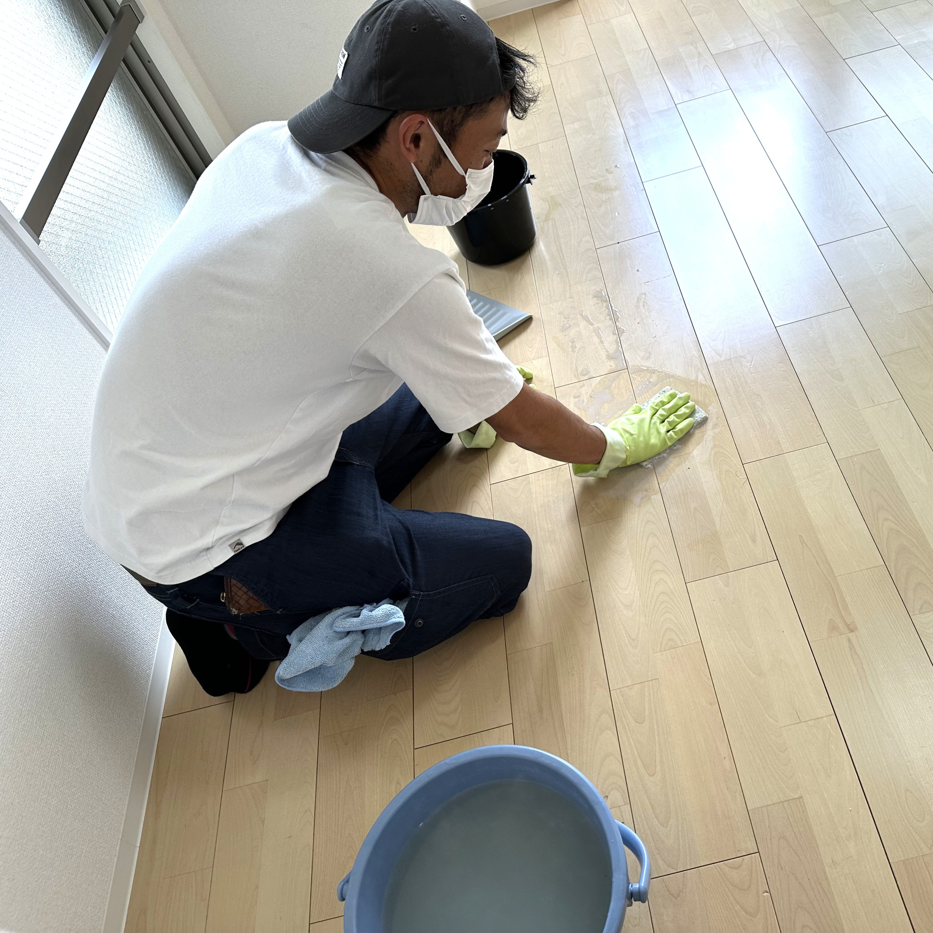 ハウスクリーニングをしている